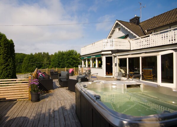 Sauna, hot tub, steam room, deep-tissue massages, Swedish massages