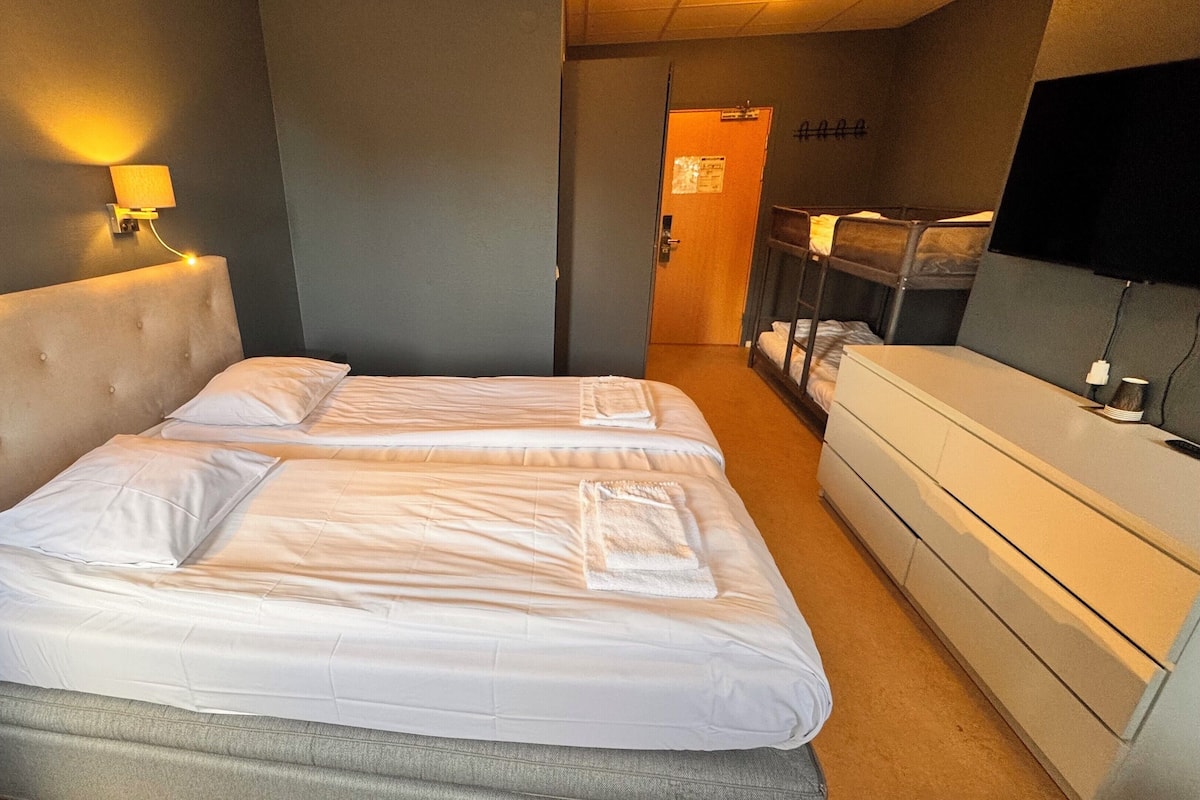 Yksilöllisesti sisustettu, yksilöllisesti kalustettu, työpöytä