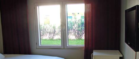 Desk, blackout drapes, iron/ironing board, free cribs/infant beds