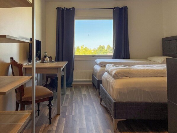 Escritorio, cortinas blackout y tabla de planchar con plancha 