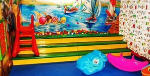 Área de juegos infantiles techada