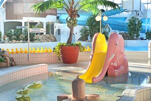 Een binnenzwembad en een buitenzwembad