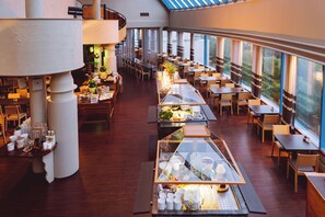 Breakfast, lunch, dinner served; beach views 