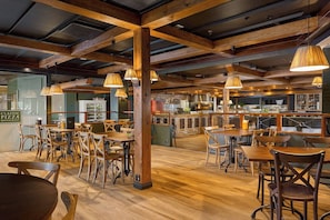 4 restaurants servant le petit déjeuner, le déjeuner et le dßner