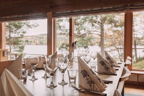 3 restaurants, breakfast, lunch, dinner served; Modern European cuisine 