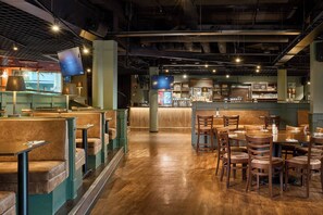 4 Restaurants, Frühstück, Mittagessen, moderne, europäische Küche