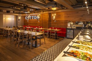 2 restaurants, breakfast served