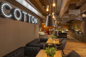 2 ravintolaa, joissa tarjoillaan aamiainen