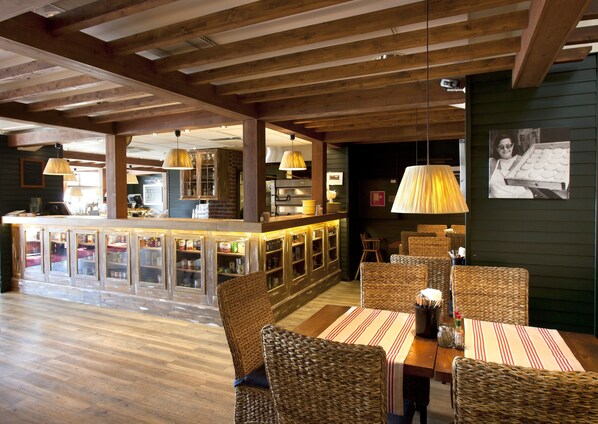 2 restaurants, breakfast served