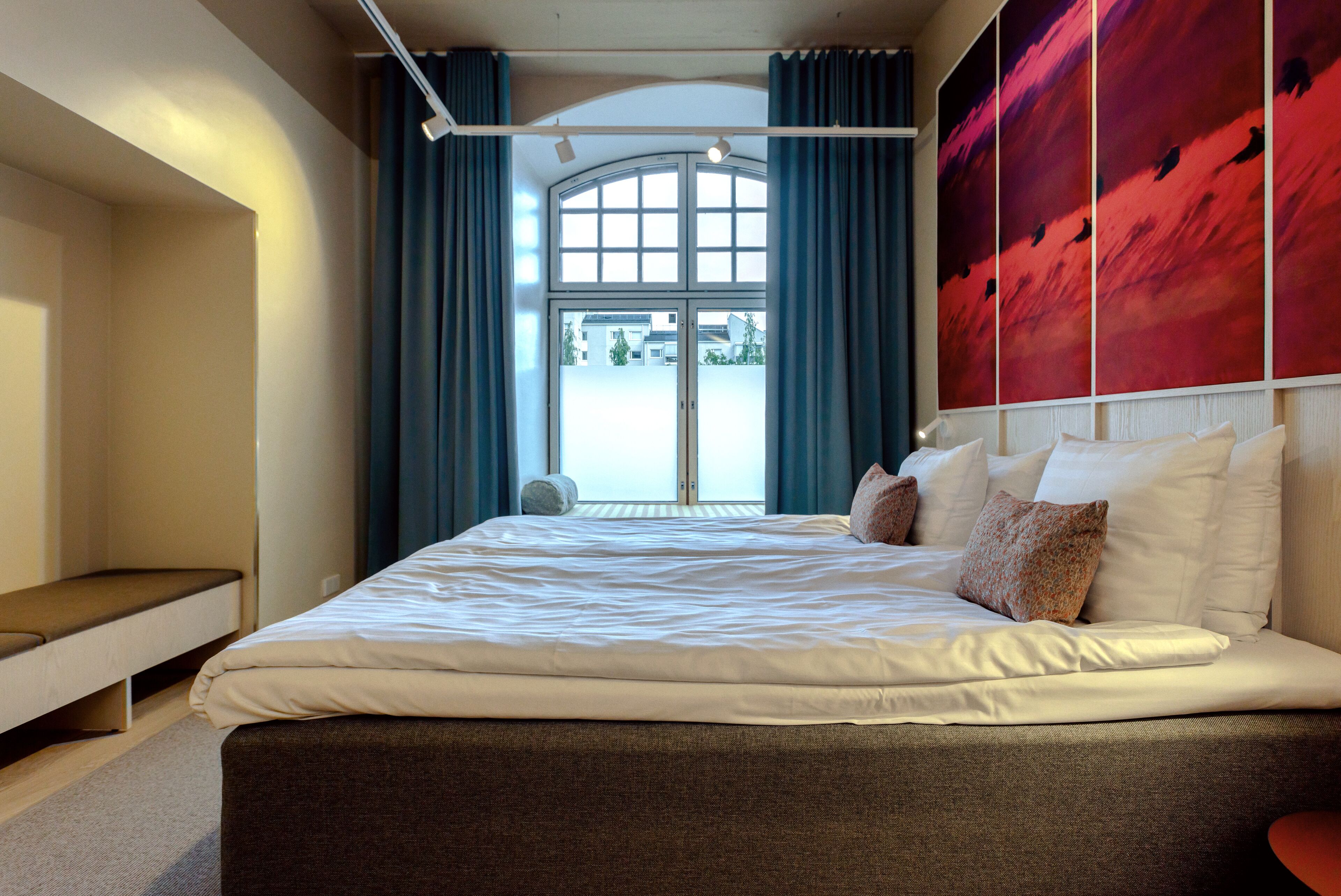 Studio Suite | In-room safe, desk, blackout drapes, iron/ironing board