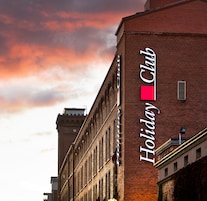 Un edificio de ladrillo con un letrero que dice "Holiday Club".
