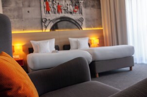 客房内保险箱、办公桌、笔记本电脑工作区、遮光窗帘