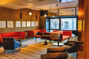 Serves breakfast, lunch, and dinner