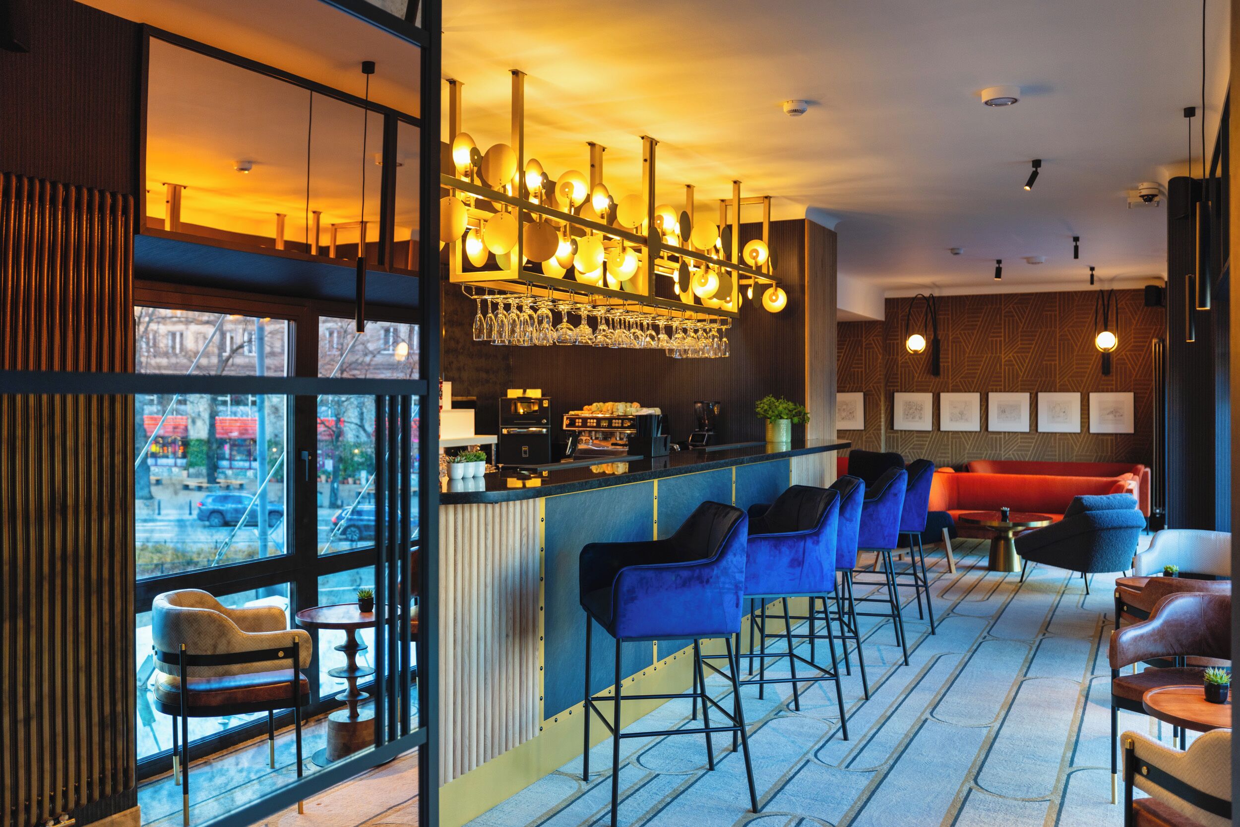 serves breakfast, lunch and dinner