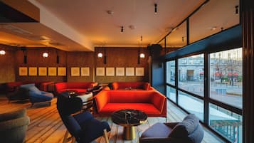 Serves breakfast, lunch, and dinner