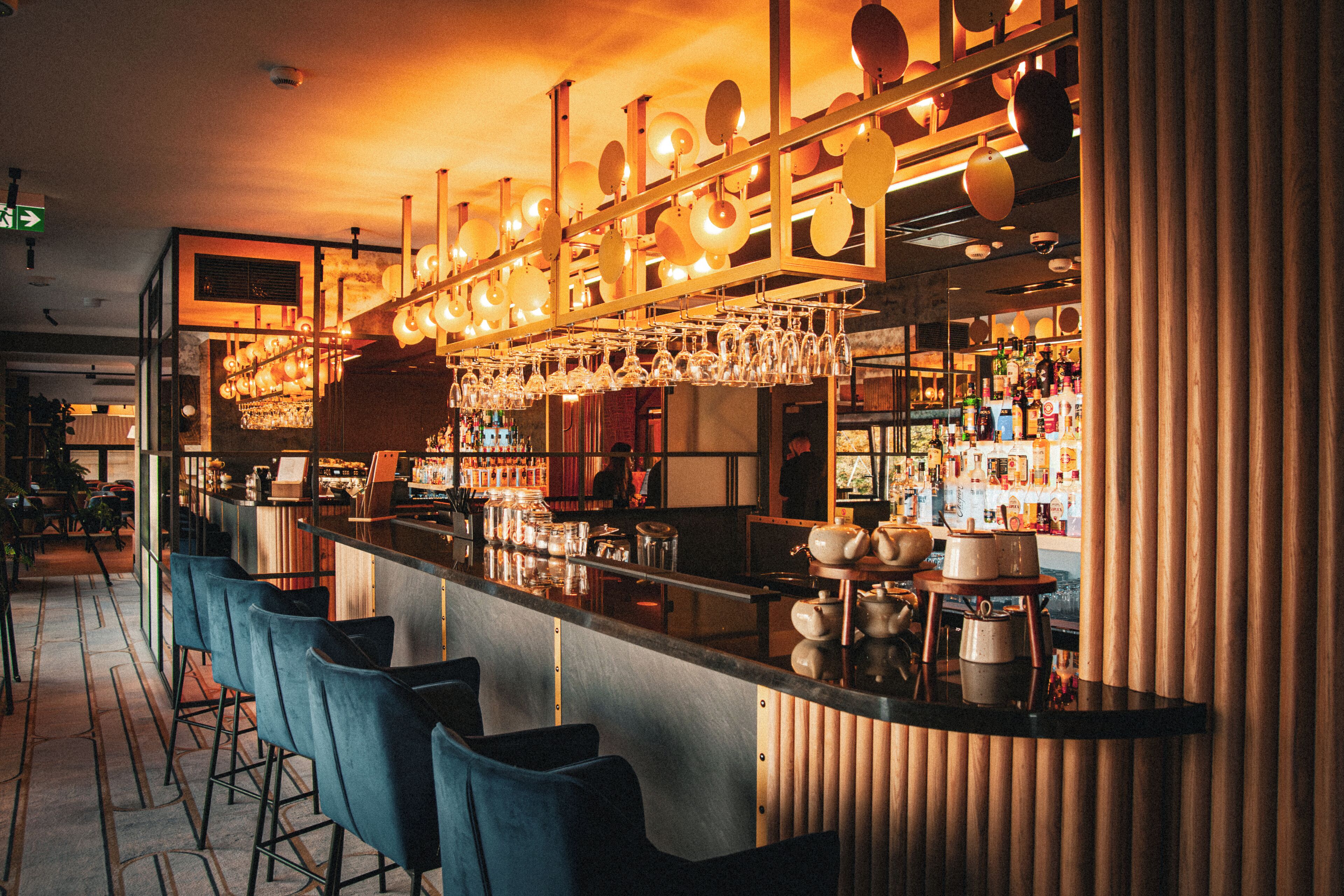 Serves breakfast, lunch and dinner