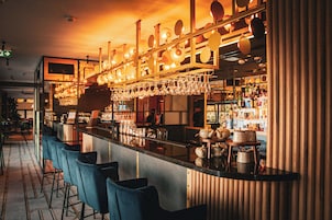 供应早餐、午餐和晚餐