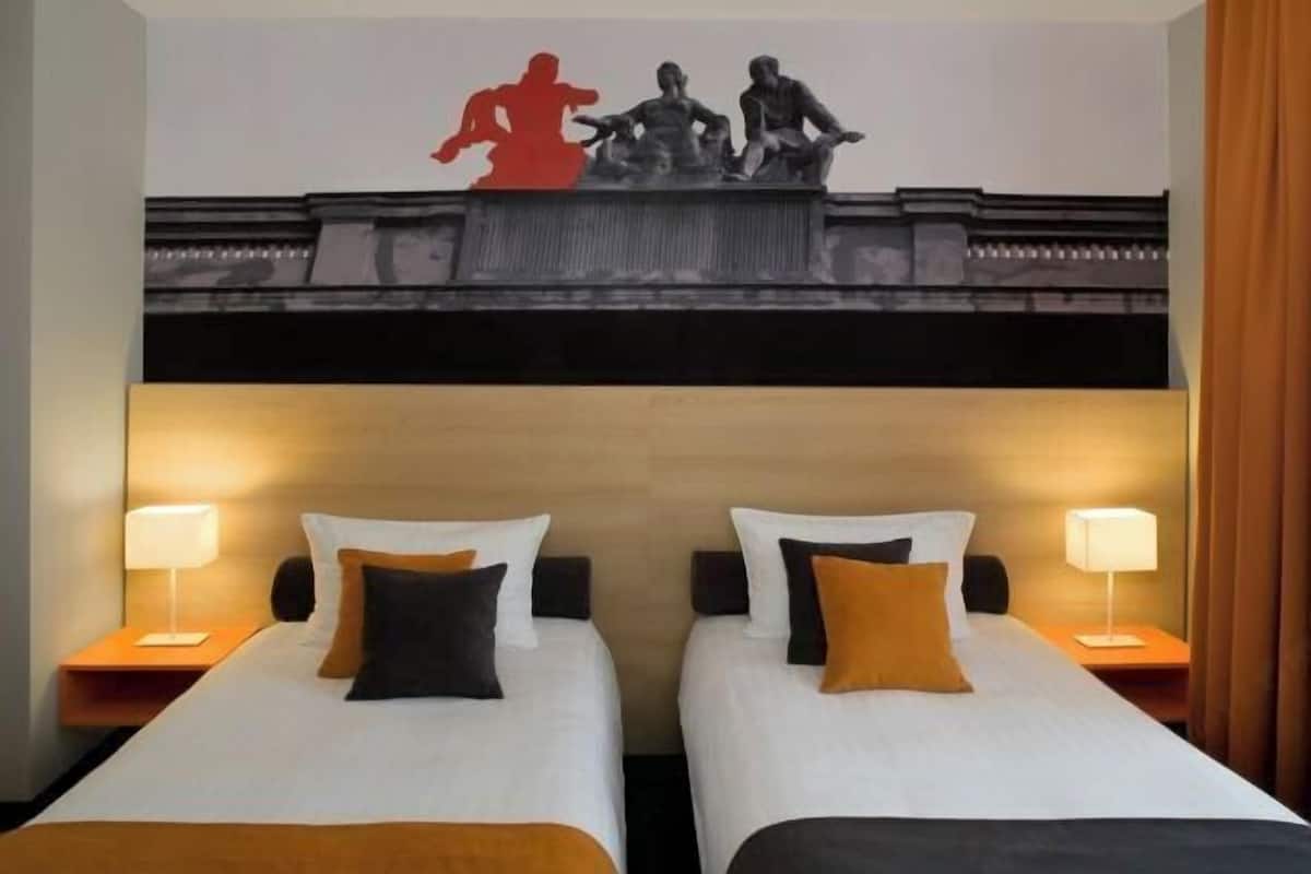 Caja de seguridad en la habitación y escritorio