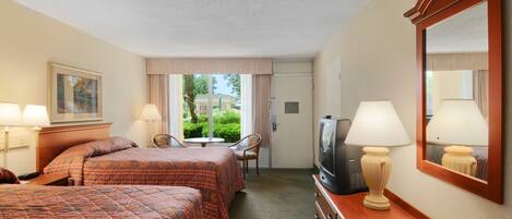 Escritorio, tabla de planchar con plancha, wifi gratis y ropa de cama