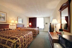 Escritorio, tabla de planchar con plancha, wifi gratis y ropa de cama 