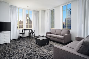 Presidential-Suite, Mehrere Betten, Küche | Wohnzimmer | 30-Zoll-Fernseher mit Kabelempfang, Netflix, Streaming-Dienste