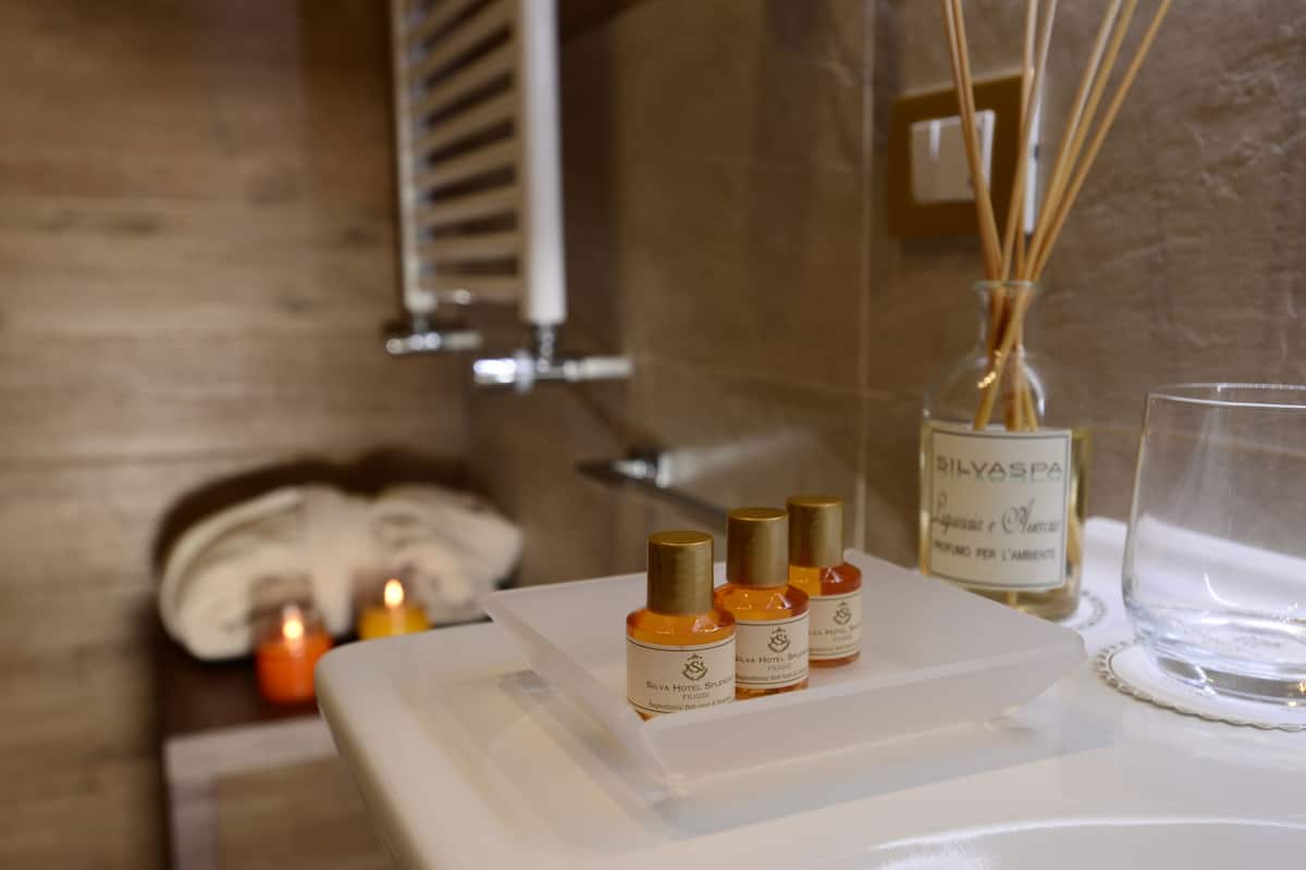 Habitación (Free Spa Access) | Baño | Secadora de cabello, batas, bidet, toallas