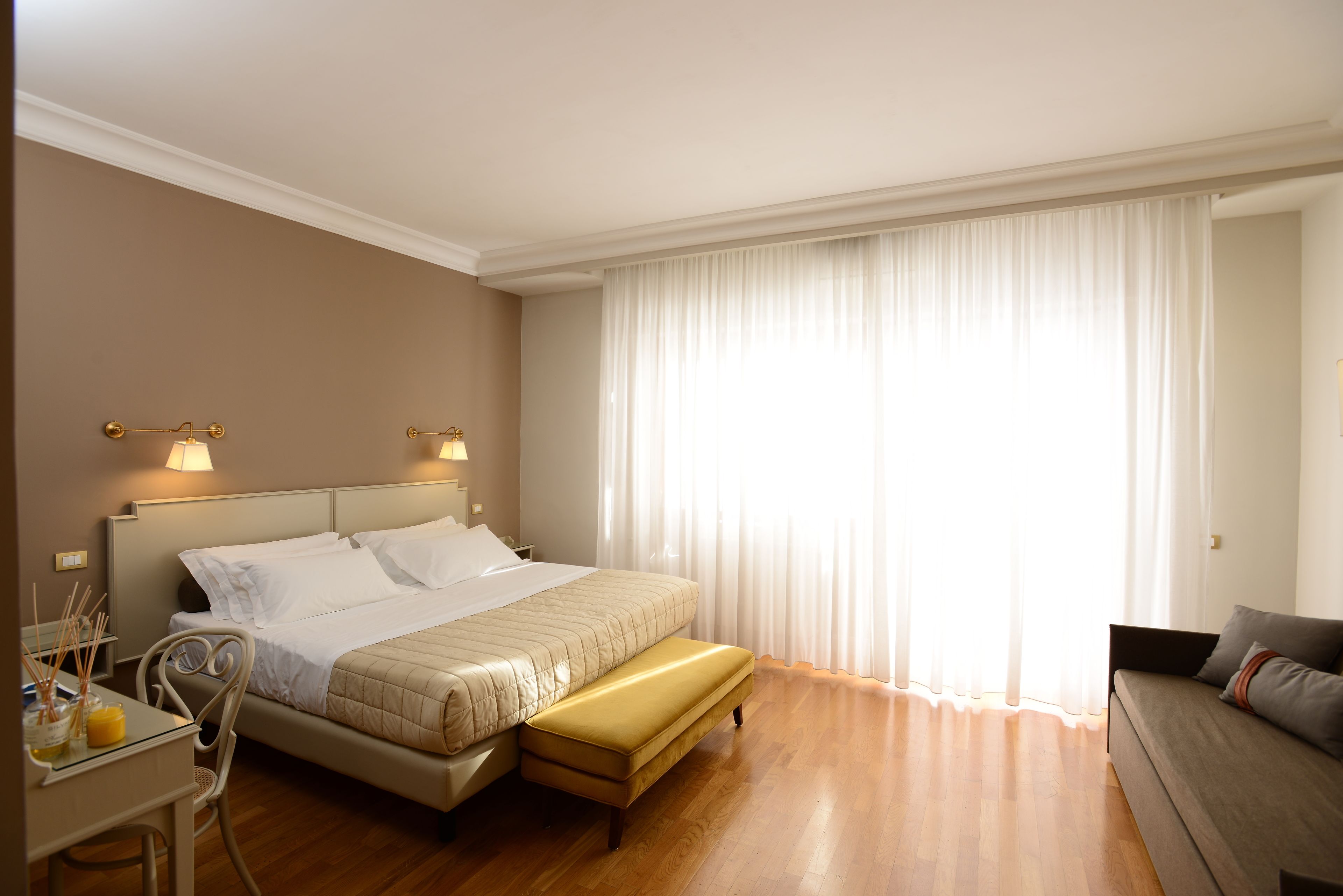 Cubrecamas, minibar, caja de seguridad en la habitación y escritorio 