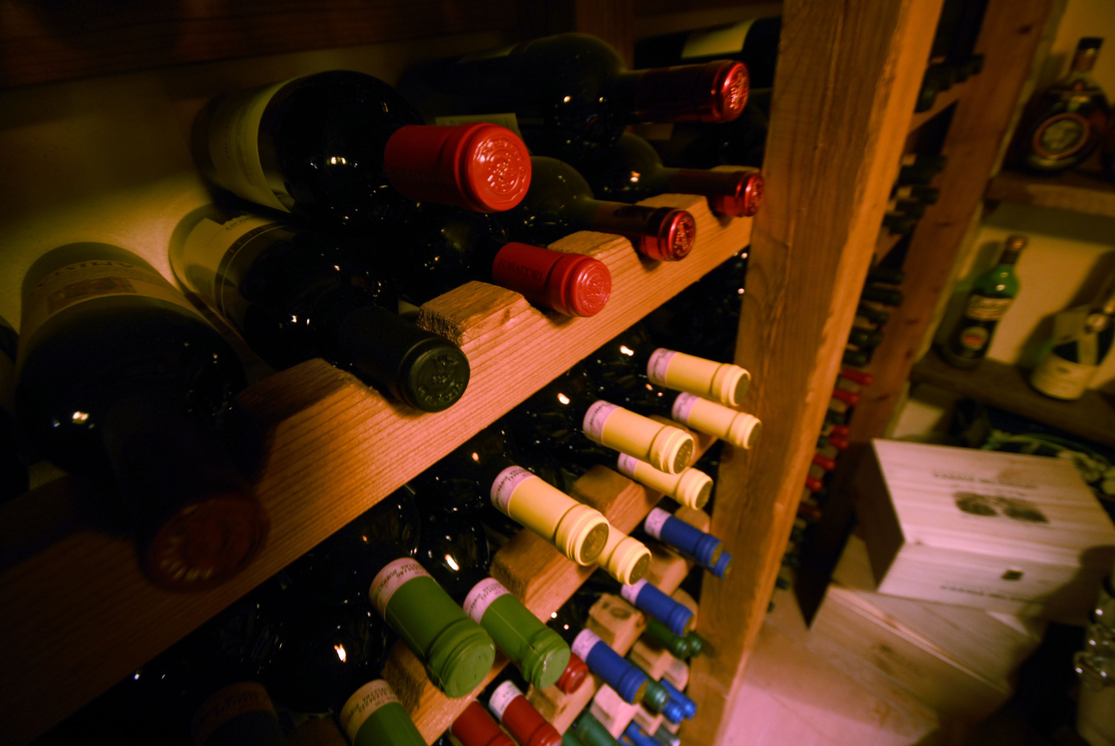 Una estantería para vinos con varias botellas.