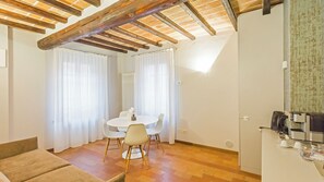 Classic-Suite | Wohnbereich | 53-Zoll-Flachbildfernseher mit Satellitenempfang, DVD-Player, Pay-TV