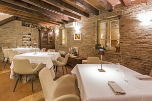 Ontbijt, serveert lunch, diner, Italiaanse gerechten, openlucht dineren 