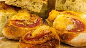 TĂ€gliches groĂes FrĂŒhstĂŒck (10 EUR pro Person)