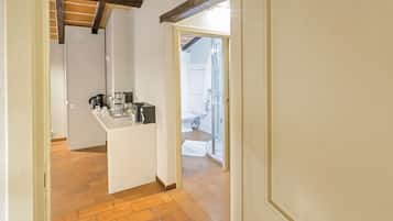 Deluxe Suite | Bathroom | Shower, free toiletries, hair dryer, slippers