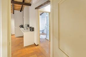 Suite Deluxe | Baño | Ducha, artículos de higiene personal gratuitos y secador de pelo