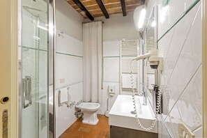 Suite clásica | Baño | Regadera, amenidades de baño gratuitas, secadora de cabello, toallas 