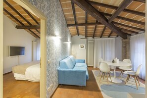 Deluxe Suite | Living area | Flat-screen TV, DVD player, pay movies