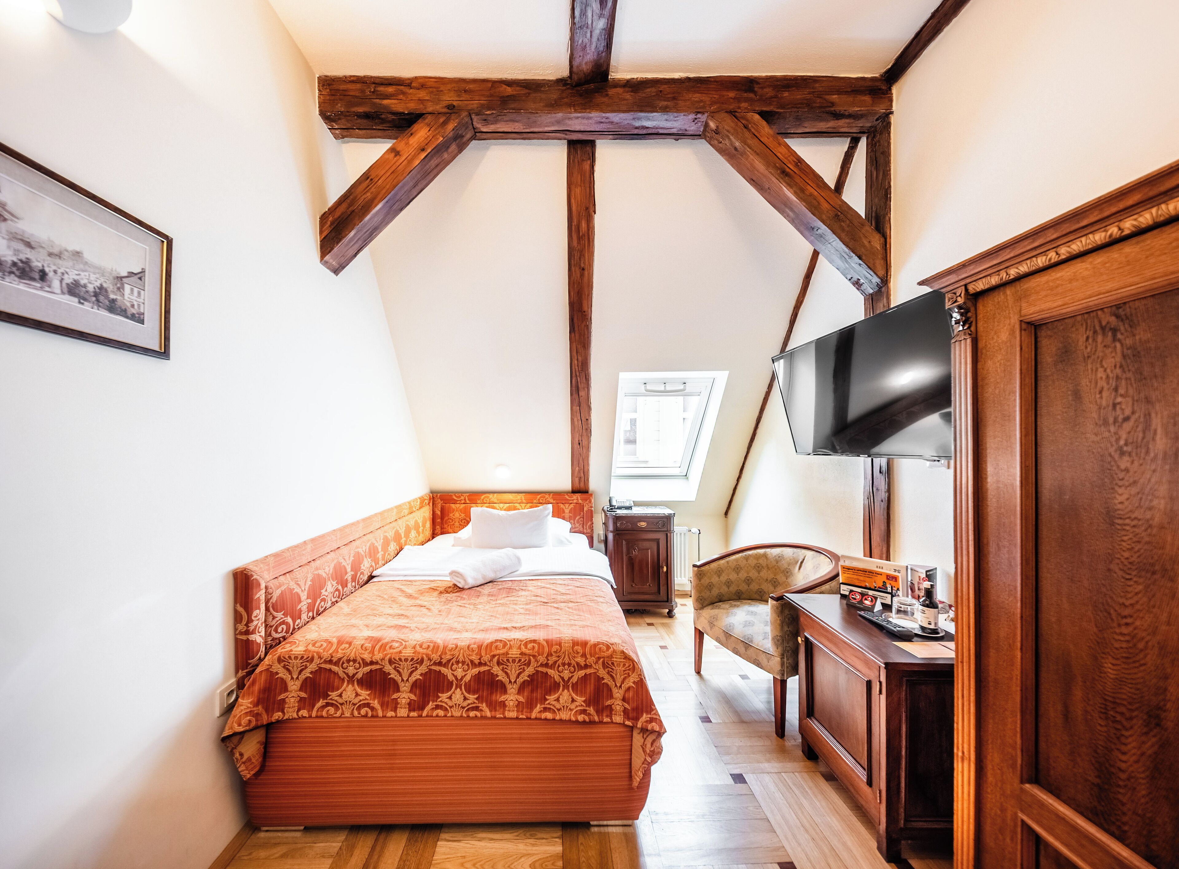 Single Room | Hypo-allergenic bedding, minibar, in-room safe, individually furnished