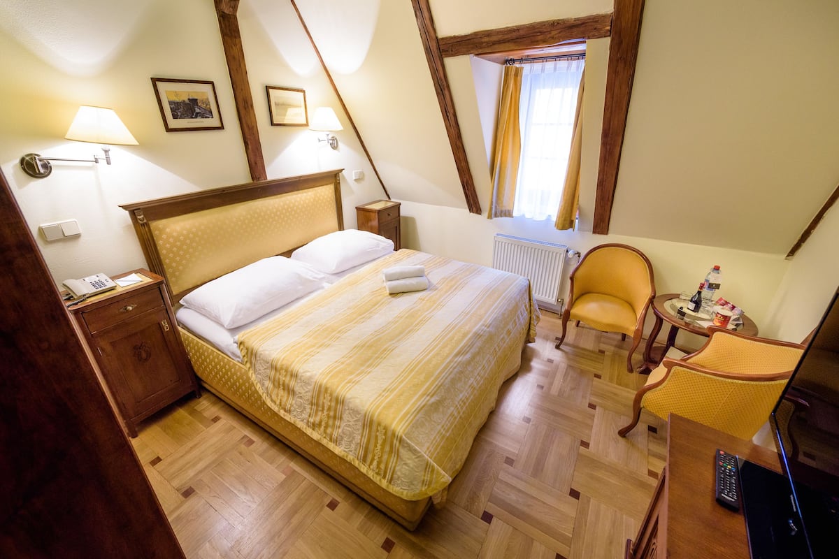 1 bedroom, hypo-allergenic bedding, minibar, in-room safe