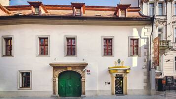 A building with a green door, multiple windows, and a sign indicating 'Hotel Elite'.
