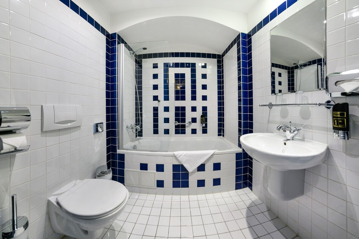 STANDARD DOUBLE OR TWIN ROOM WITH EXTRA BED