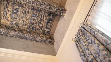 Una escalera con intrincados diseños de azulejos azules y blancos.