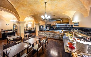 朝食 (フル ブレックファスト)、毎日提供 (1 名様 400 CZK)