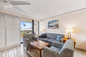Apartamento, 2 habitaciones | Zona de estar | Una televisión, un reproductor de DVD