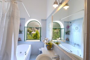 Artículos de tocador gratuitos, secador de pelo, bidet, toallas