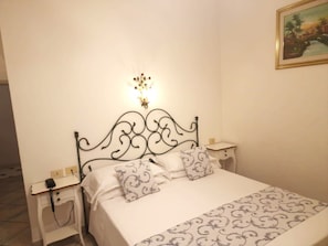 Habitación Deluxe doble, balcón, vistas al mar | Caja fuerte, wifi gratis, ropa de cama