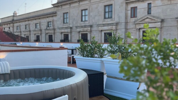 Outdoor spa tub - Hotel Montreal (Ragusa)