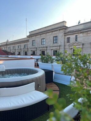 Outdoor spa tub - Hotel Montreal (Ragusa)
