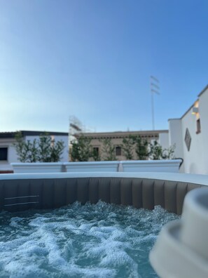 Outdoor spa tub - Hotel Montreal (Ragusa)