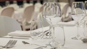 A table set with wine glasses, water glasses, and cutlery. - Hotel Montreal (Ragusa)
