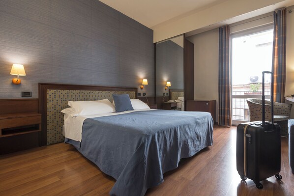 Hypo-allergenic bedding, pillowtop beds, minibar, in-room safe - Hotel Montreal (Ragusa)
