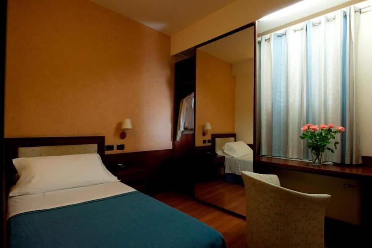 Hypo-allergenic bedding available, pillowtop beds, minibar, in-room safe